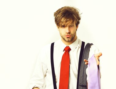 Sakallı, maço, beyaz tenli, renkli kravatlı bir adam.