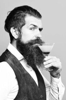 Gerçekten yakışıklı sakallı bir adam.