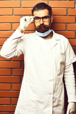 Kaba sakallı Kafkas doktor ya da eldivenli lisansüstü öğrencisi