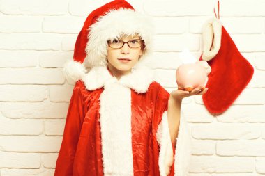 Genç, şirin Noel Baba çocuk.