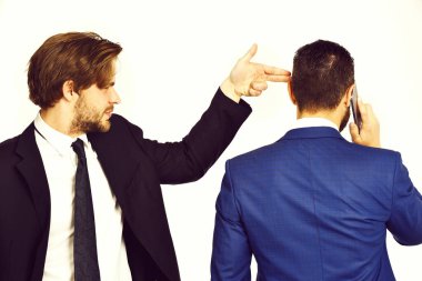 Komplo, silahlı adam. Meşgul işadamını telefonla vuruyor.