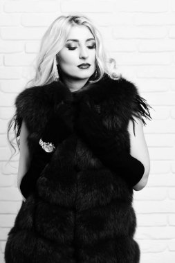 Kürklü seksi bir kadın.