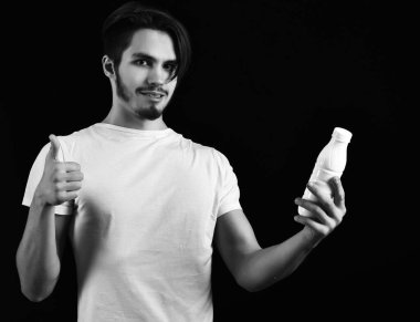 Gülümseyen yakışıklı sakallı adam