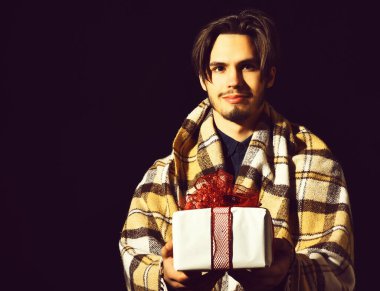 Gülümseyen sakallı adam.