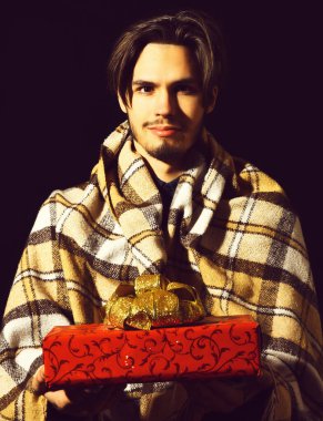 Ekoseli yakışıklı sakallı adam.