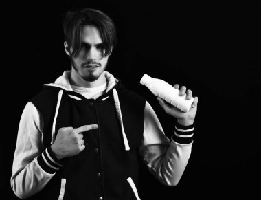 Beyzbol ceketli sakallı adam.