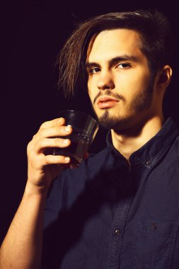 Viskili ciddi sakallı adam.