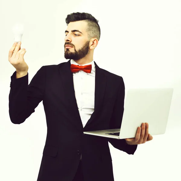 Business consultant met baard en rode strik houdt gloeilamp — Stockfoto