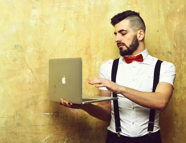 Man met baard met baard gebruikt laptop — Stockfoto