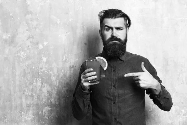 Brutal hipster holding cocktail frais alcoolique tropical — Photo