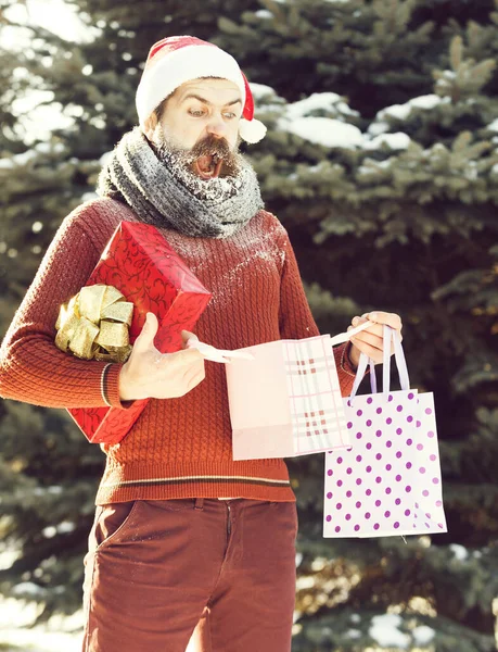 Verrast kerstman opent cadeautjes — Stockfoto