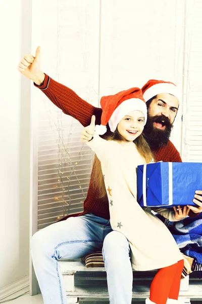 Άγιος Βασίλης με ξανθό κορίτσι — Φωτογραφία Αρχείου