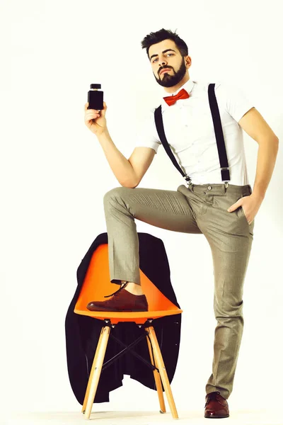 髭を生やした男、口ひげと香水瓶付きの白人ヒップスター — ストック写真