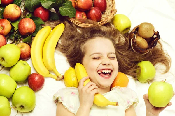 Παιδί, χαριτωμένο κοριτσάκι που με πολύχρωμα φρούτα — Φωτογραφία Αρχείου