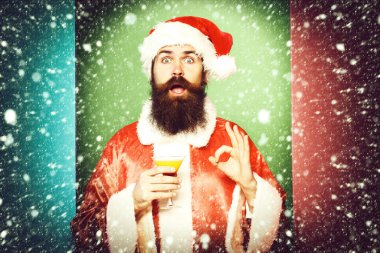 Şaşırmış sakallı Noel Baba adam