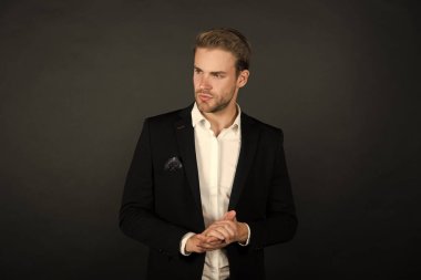 Amaçlı bir kariyerci. İş adamları. Ciddi motivasyona sahip bir girişimci. İş adamı resmi takımı. Yakışıklı bir CEO 'ymuş. Başarılı ve karizmatik bir avukat. Liderlik ve iş kavramı. İş koçu