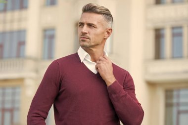 Sıradan olmak seçim meselesidir. Açık havada rahat giyinen yakışıklı bir adam. Sıradan moda trendleri. Günlük hayat için gardırop. Kıyafetlere güveniyorsun. Rahat ol kendin ol.