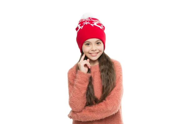 Attività natalizia. bambino maglione accogliente isolato su bianco. freddo inverno. vestiti caldi e accessori moda per bambini. infanzia felice. piccola ragazza in maglia cappello e guanti — Foto Stock