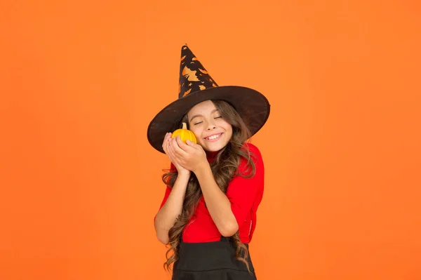 Comida favorita. truco o tratar el concepto. Carnaval disfraz festivo de bruja. niño con calabaza pequeña. niño celebrar las vacaciones de otoño. Chica adolescente con sombrero de bruja celebrar Halloween. feliz halloween —  Fotos de Stock