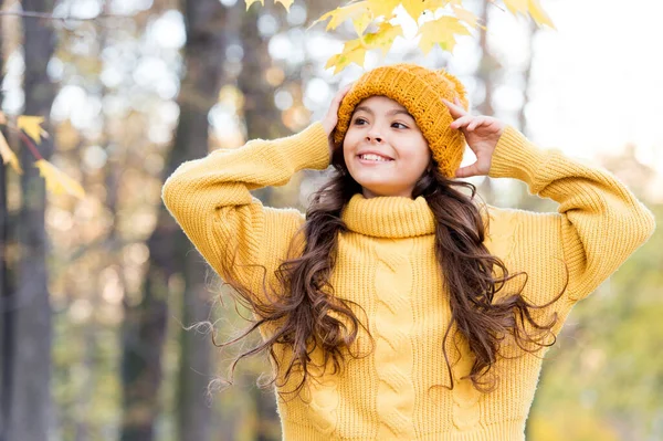 Niña bonita usar suéter de punto amarillo y sombrero, otoño —  Fotos de Stock