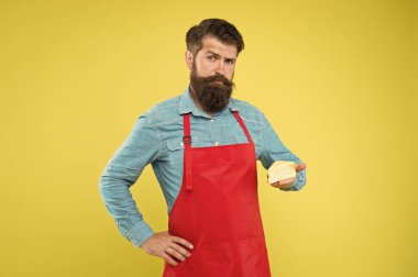 Laktoz mu? Gurme ürünü. Peynir yapma konsepti. Peynir üreticisi. Peynir yapma teknikleri. İnternetten alışveriş. Diyet ve beslenme. Önlüklü sakallı adam peyniri tut. Sütten elde edilen süt ürünü