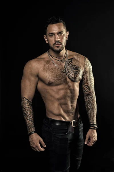 Grande progresso. musculação conceito desportivo. Aparência hispânica modelo masculino. treinamento em academia de fitness. Retrato de moda de cara forte tem penteado na moda. desejo e sedução. Bonito e brutal homem — Fotografia de Stock