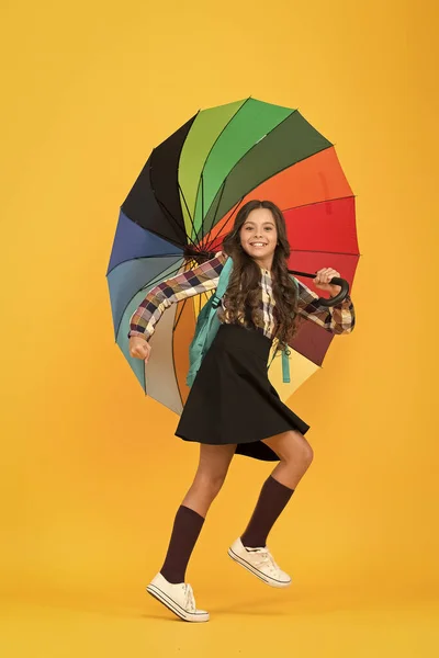 Kurumuş ve korunmuş hissediyorum. gökkuşağı renkleri. Çabuk okula git. İyi hava tahmini. Şemsiyemin altında. Küçük kız şemsiyesi. Parlak sonbahar tarzı. Her mevsim pozitif kal. Mutlu çocuk yağmuru koruyor — Stok fotoğraf