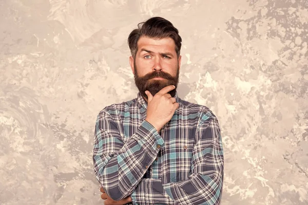 Je crois que oui. Une tenue hipster. Mature et tendance. Des traits masculins. Brutal barbu homme fond de béton. Un homme sérieux avec barbe et moustache. Hipster confiant en chemise à carreaux. Style Hipster — Photo