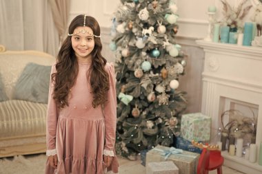 Şirin ve göz kamaştırıcı. Mutlu Noeller kızım. Xmas bakışlı küçük kız. Noel ağacında küçük bir kız. Yeni yıl arifesi. Tatil kutlaması. Aksesuar ve mücevherlerle donatılmış. Zenginlik ve refah