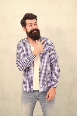 Bana bak. Sakallı hippi sakallı adam. Berber ipuçları sakal bırakır. Berber dükkanı modeli konsepti. Sakallı ve mutlu. Sakal ve bıyık bakımı. Hipster görünümü. Sakal ve berber konsepti