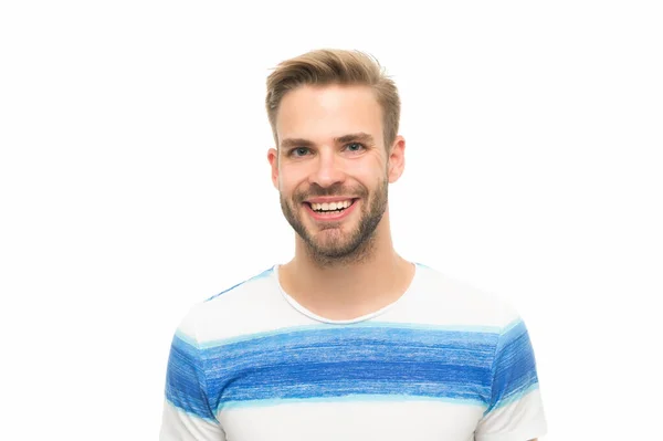 Sexy feliz hombre con buena sonrisa en la cara con camisa de verano de moda y tener peinado fresco aislado en fondo blanco, peluquero —  Fotos de Stock