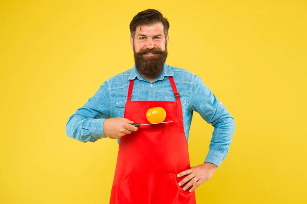 Happy hipster tenere pomodoro giallo sul coltello per cucinare sana deliziosa perdita di peso e ricetta di dieta, dieta — Foto Stock