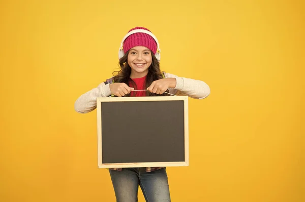 Programação e conceito de anúncio. Educação e desenvolvimento. Tecnologias de aprendizagem. Tecnologias modernas. Menina ouvindo fones de ouvido livro da escola. Línguas de estudo. Tecnologias de estudo — Fotografia de Stock