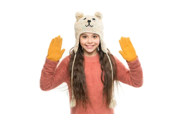 A lã é delicada. Deixa nevar. Estância de esqui. prepare-se para as férias de inverno. malha caseira. pequena menina brincalhão no inverno olhar sorrindo. Conceito de moda. beleza bonito isolado no branco. quente em qualquer tempo — Fotografia de Stock