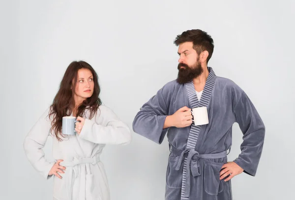 La vida familiar y la rutina. pareja tiene problemas en la relación. calentar nuestras relaciones. hora del té en casa. pareja de la mañana beber café. mujer y hombre hipster taza de café. Mañana dura. Otra vez de mal humor — Foto de Stock