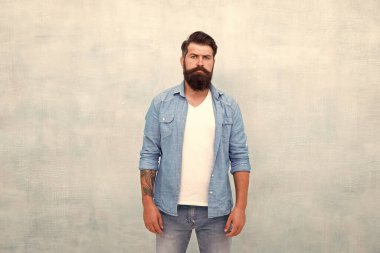 Yakışıklı sakallı adam. Olgun bir adam gibi. Gömlekli, sakallı, ciddi bir adam. Yaz ve bahar erkek modası. Sakallı, Kafkas bir hippi. Moda bıyığı. Moda ve tarz