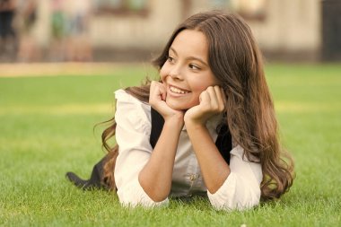 Dinlenmek için okul tatil. Çok sevimli bir öğrenci. Çimen döşeyen kız. Zihinsel sağIık. Kız okul üniforması rahatlamaya bak. Rahatlamanın öneminden dolayı. Küçük okul kızı. Okul bahçesinde rahatla. Çocuk dışarıda dinleniyor.