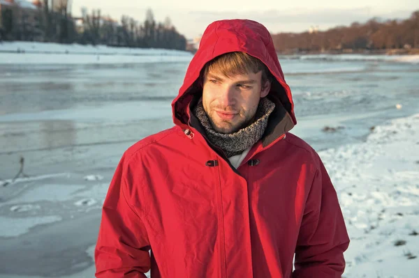 Веселый и позитивный. теплая одежда для мороза. прогноз погоды на холод. человека и природу. Мужчина наслаждается снежным пейзажем на закате. Грипп и холод. люблю зимнюю природу. Человек в красной куртке. зимняя мода — стоковое фото
