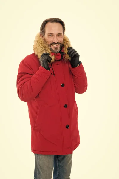 Männliches Hobby. Gemütliches Outfit. Älterer Mann warme Jacke weißen Hintergrund. Erforschung der Polarregionen. Winterdestinationen. Winterfischen. Polarforscher. Wintermäntelchen. Winterbekleidung — Stockfoto