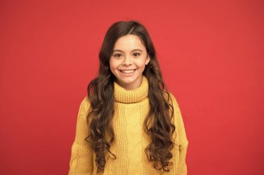 Doğal bukleler. Uzun süreli etki. Çocuk şirin, sevimli, kıvırcık saçlı. Küçük kızın uzun saçları var. Genç manken. Kıvırcık saç stili. Kuaför tavsiyesi. Uzun, sağlıklı, parlak saçları olan kız.