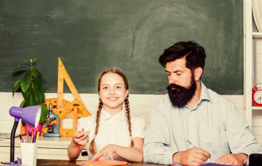 Öğretmen ve liseli kız. Pedagog yetenekleri. Yetenekli pedagog. Daha fazlasını başarmak için birlikte çalışın. Sakallı pedagog. Babamla evde eğitim. Çalışmana yardım edecek bir arkadaş bul. Özel ders