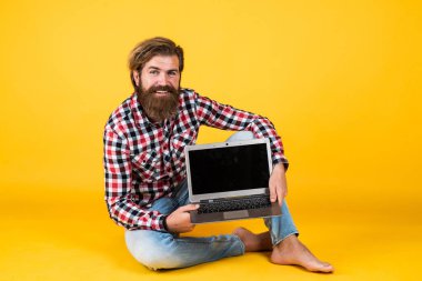 yüksek kalite. Mesafe öğrenme. Başarıyı hisset. Coronavirus karantinasındayken evden çalışacağım. Dizüstü bilgisayarında çalışan hipster bir adamın portresi. Kendini soyutlama. Mutlu adam piyangoyu kazandı.