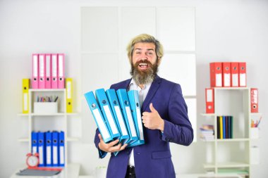 Ceketli başarılı sakallı CEO. Kendine güvenen adam kağıt klasörü tutuyor. Olgun erkek patron. İş adamı belgelerle çalışır. Modern ofisteki girişimci. iş sözleşmeleri