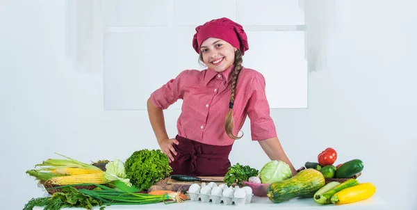 Barn äter hälsosamt mellanmål, naturlig mat, kulinariska, förbereda — Stockfoto