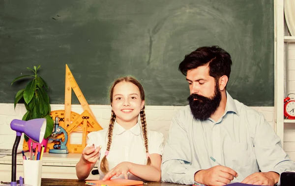 Profesora de escuela y colegiala. Habilidades pedagógicas. Pedagogo talentoso. Trabajen juntos para lograr más. Hombre barbudo pedagogo. Educar en casa con padre. Encuentra un amigo que te ayude a estudiar. Clases particulares —  Fotos de Stock