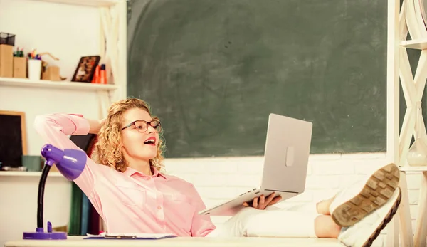 Een huiszoekingsbevel. Online-onderwijsconcept. Meisje surfen op internet. Gelukkige student met laptop. lerares. Lerarendag. Het concept van digitale technologieën. Onderwijs online. Educatieve site voor leerkrachten — Stockfoto