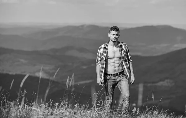 El torso muscular del excursionista alcanza el pico de montaña. Concepto de senderismo. Hombre de pie superior montaña paisaje fondo. Atleta chico relajar montañas. Hermoso ambiente. Musculoso paseo turístico montaña colina — Foto de Stock