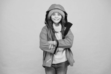 Tam teçhizatlı. Kayak merkezi konsepti. Kış koleksiyonu. Çocuk şapka ve ceket giyiyor. Aktif boş zaman. Sportif tarzda. Kızlar kış sezonunun tadını çıkarır. Kış tatili Koruyucu giysiler. Mutlu gülümseyen çocuk