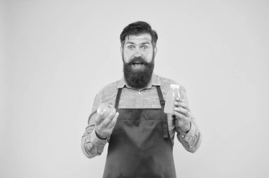 Taze meyve suyu. Meyve suyu sıkıyorum. Erkek sakallı şef organik domates ve şişe sarısı arka plana sahiptir. Vejetaryen beslenmesi. Meyve suyu. Taze vitamin dağıtıyorum. Hippi içeceği.