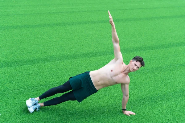 Instructor de fitness de flujo animal deportista que hace ejercicio al aire libre —  Fotos de Stock